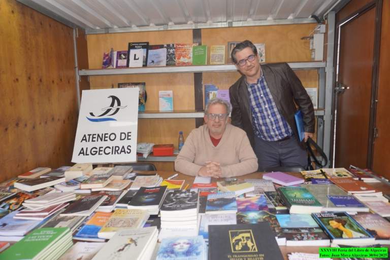 Miembros del Ateneo de Algeciras en su puesto de la XXXVIII Feria del Libro de Algeciras (2025)