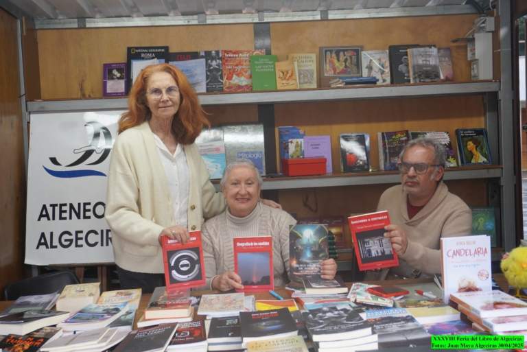 Autoras y autores presentan sus libros en el puesto del Ateneo de Algeciras, Feria del Libro 2025